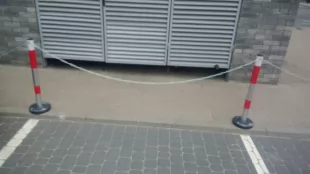 Słupek parkingowy blokujący U-12b | metalowy, 150(110) cm, do wkopania, łańcuchowy, 4 uszka